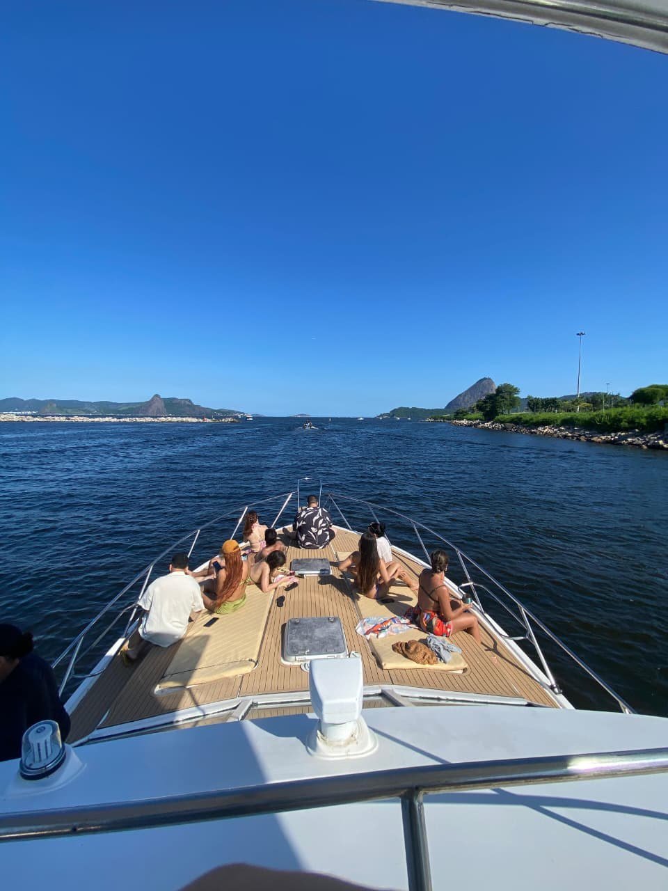 Passeio na proa com vista para o Rio